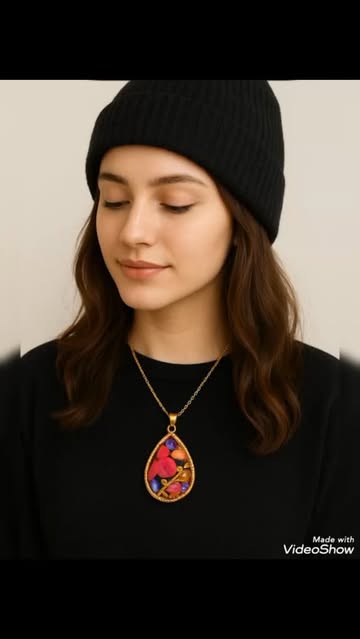 گردنبند رزینی دست‌ساز با ترکیب سنگ‌های رنگی