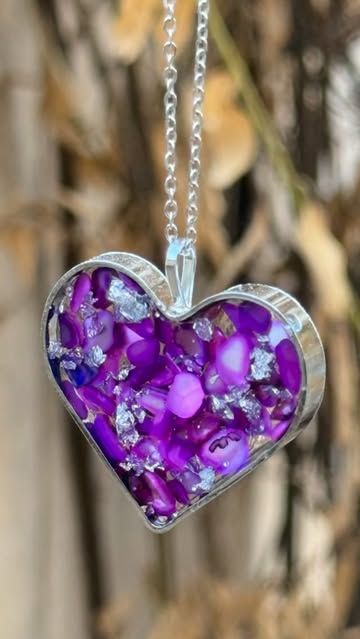 گردنبند قلبی با گل بنفش طبیعی داخل رزین