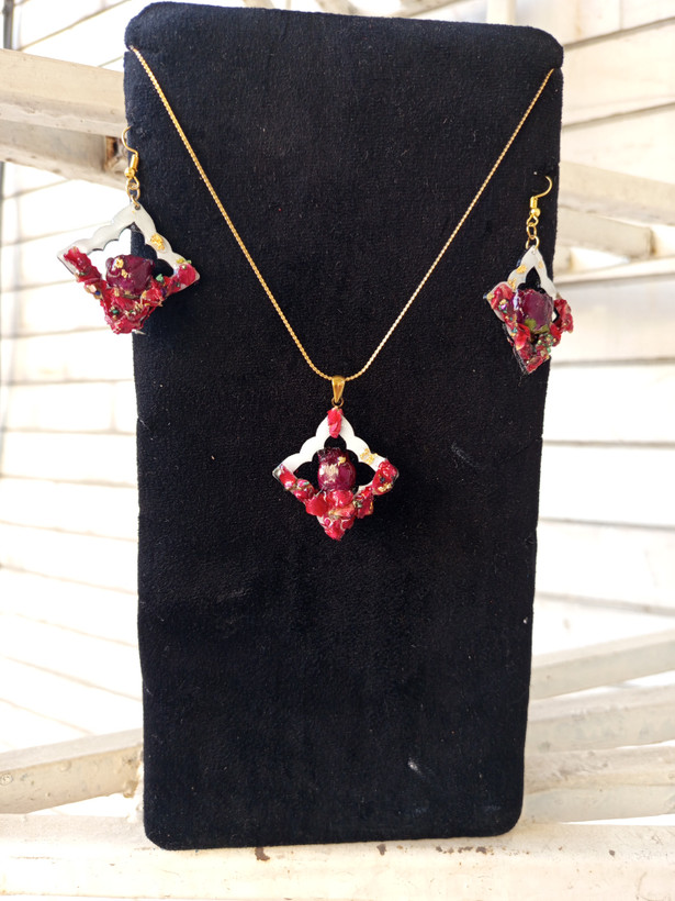 ست گردنبند گل سرخ جاودان
