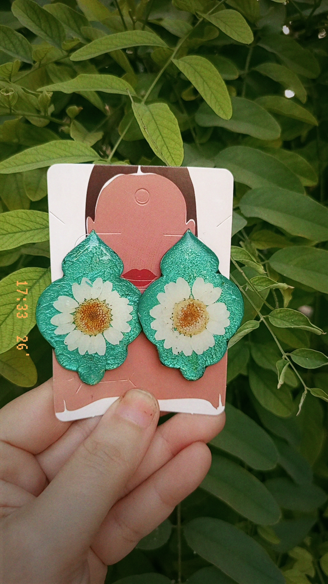 گوشواره رزینی با گل بابونه طبیعی - تصویر اصلی
