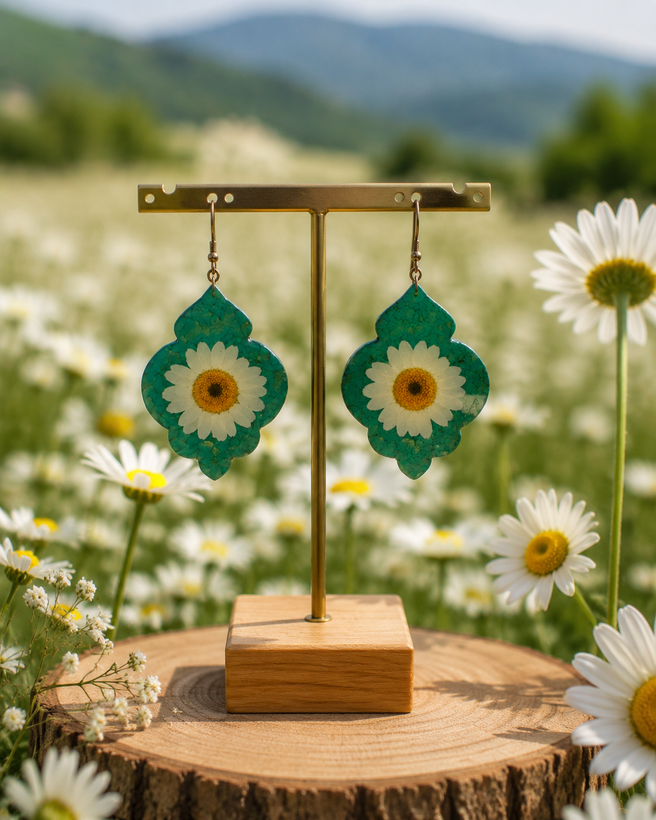 گوشواره رزینی با گل بابونه طبیعی - جزئیات