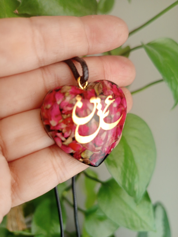 ست گردنبند و گوشواره رزین قلب با گل رز خشک و خوشنویسی